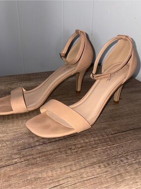 Solanz Women’s Nude Ankle-Strap Heels Size 9.5